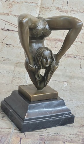 Sculpture fille nue - de,