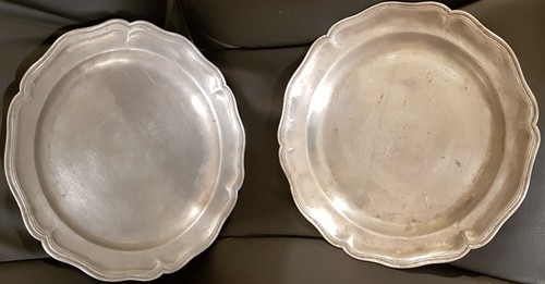 Deux plats en étain - b),