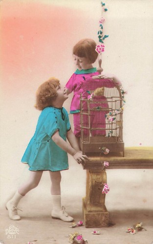 Enfants avec canari dans - cp,