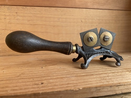 Ancien affuteur aiguiseur - , de
