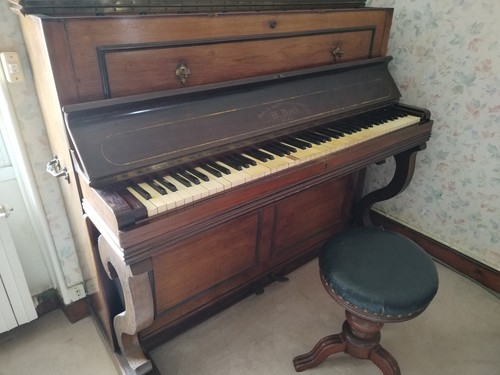 Piano droit ancien - en, bois