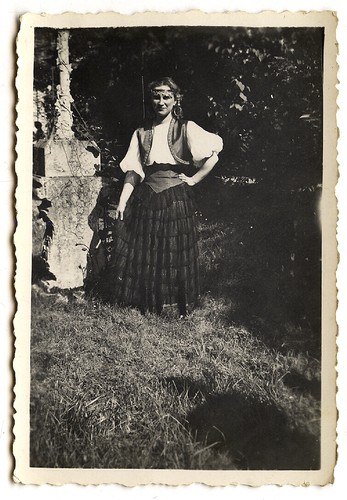 Jeune femme costume folklore