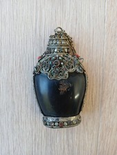 Tabatière tibétaine 19e siècle en corne, argent et pierres semi-précieuses