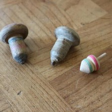 3 anciennes toupies en bois