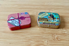 Deux mini boites métalliques