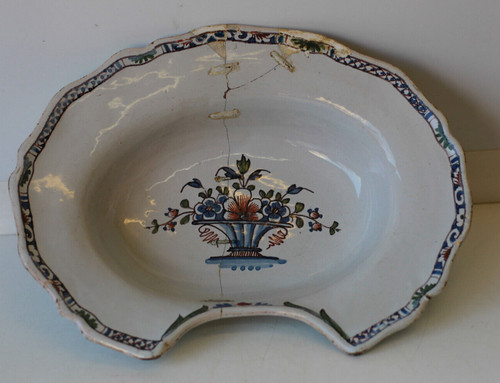 Plat barbe faience aux - à, en