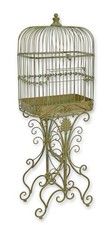 Une cage à oiseaux en fer sur