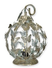 Une lanterne papillon en