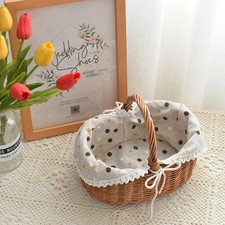 Pique-nique panier à la main