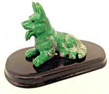 SCULPTURE DE CHIEN EN PIERRE