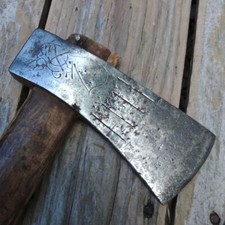 Ancien outil de travail du bois hache d'extérieur de camp fabriqué par le for...