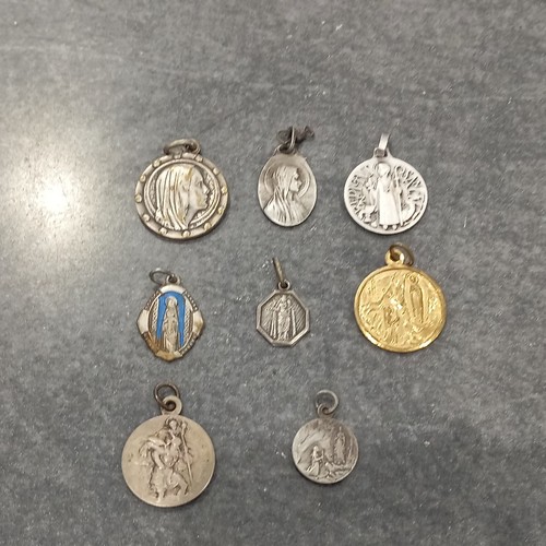 Lot médailles religieuses