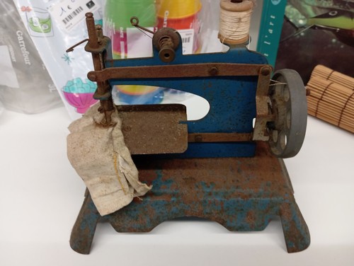 Ancienne petite machine - , à
