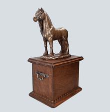 Urne en bois pour cheval Etalon frison Cercueil de crémation pour cheval