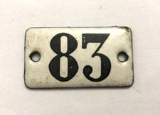 Ancienne petite plaque émaillée de casier / coffre fort Numéro 83 blanche noire
