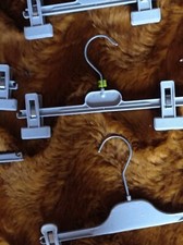 Petits CINTRES PLASTIQUE GRIS  POUR PANTALON  OU JUPE 12 PCS