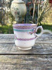 Tasse en faïence polychrome -