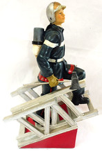 Sapeurs pompiers - STATUETTE POMPIER SUR L'ECHELLE 28 cm de hauteur N° 243
