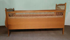 Lit enfant ancien en bois et rotin pieds compas vintage années 1960