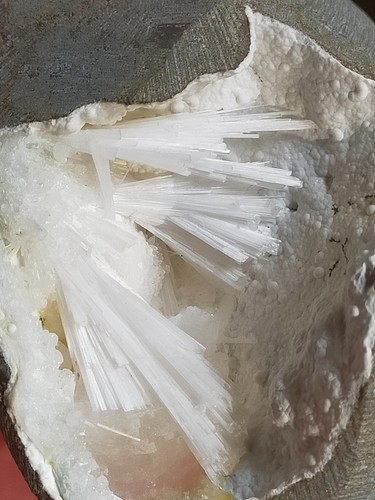 Scolecite geode sur quartz - scolecite,