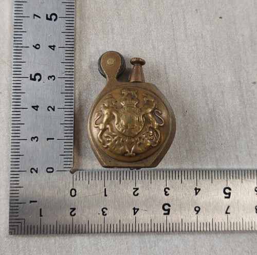 Ancien petit briquet - , poilu
