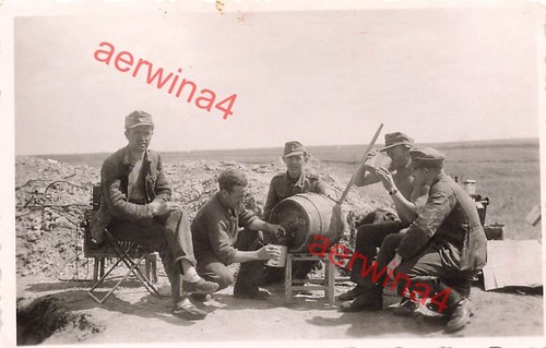 Soldats allemands avec tonneau