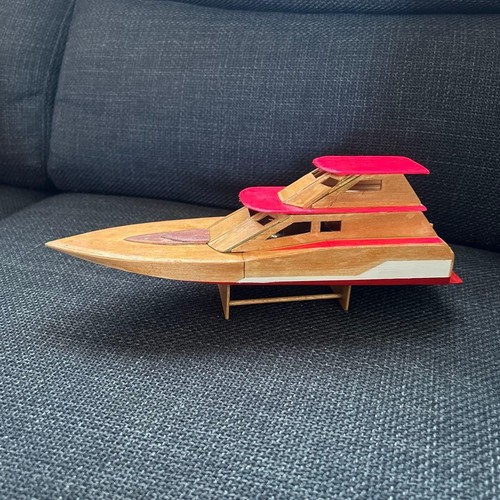 Bateau radiocommandé fait