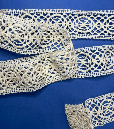 Dentelle ancienne entre deux - ancienne,