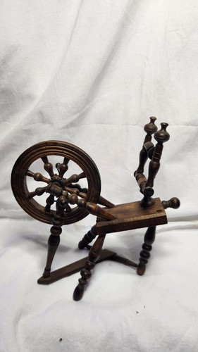 Joli petit rouet miniature