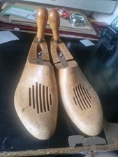 1  paire d'anciens embauchoirs bois formes à chaussures -