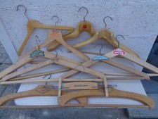 Lot de cintres en bois très