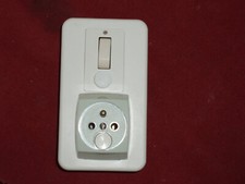 1 Simple Allumage +une Prise 2P+t à Fusible avec habillage série Amboise Legrand