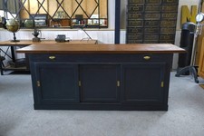 Comptoir de commerce à portes