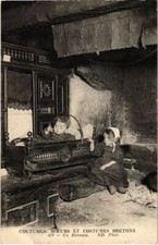 Old postcard A Cradle - Breton Moeurs et Costumes - Folklore (1033472)