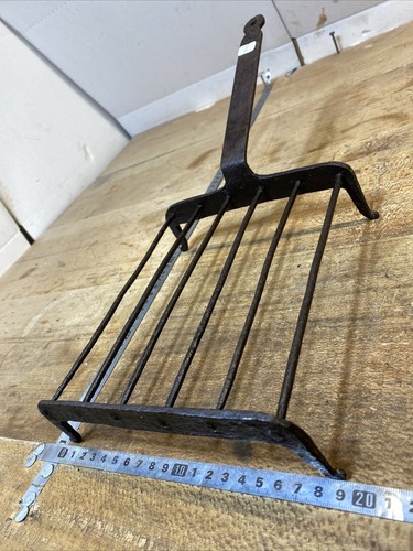 Outil ancien grille - n.,