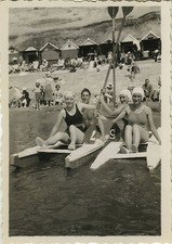 OLD PHOTO - VINTAGE SNAPSHOT - SEA LEISURE BOAT FLOAT ROWING FUNNY 
