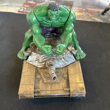 Figurine hulk sur un tank 