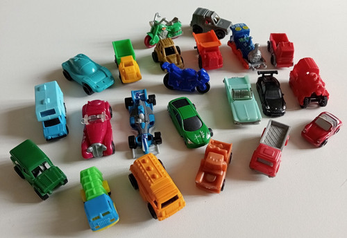 Lot anciens jouets kinder - 22,