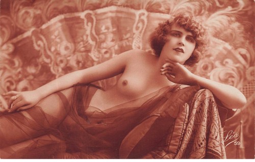 Jeune femme vêtue d un - -, d'un