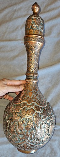 Bouteille orientale couverte