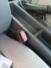 Attache ceinture avant droit