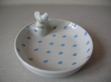 Assiette à bouillie de bébé en porcelaine France 1982 et bouchon poule
