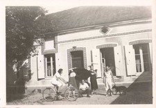 ANCIENNE PHOTOGRAPHIE 1942 JEUNES FEMMES DEVANT LEURS MAISONS VÉLO ET CHIEN