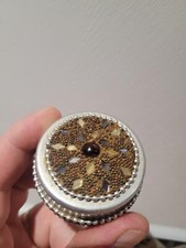 Pilulier ancien en fer et intérieur velours violet