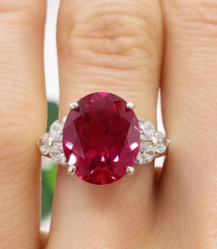 Oval cut natural ruby - ct,