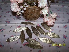 Antique domed brooch with beautiful embossed floral decor. Gold. 1930s. N°42
