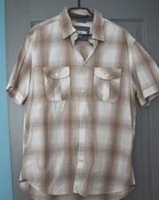 Une chemise manche courte pour