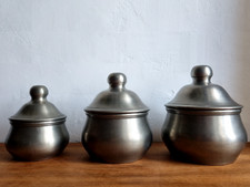 Lot de 3 bonbonnières, pots anciens en étain 95%- "Les étains des Près de Mours"