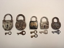 CADENAS EN FER AVEC CLE /MALLE-COFFRET-COFFRE-VALISE ANCIENNE   (Décoretout31)