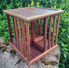 PETITE BIBLIOTHEQUE TOURNANTE